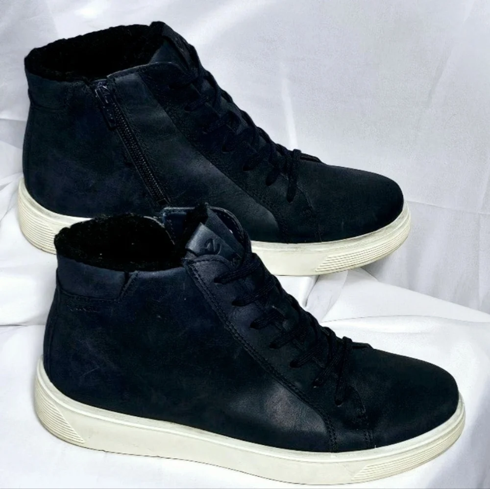 Size 38 Navy Ecco Tray Tech Sneaker